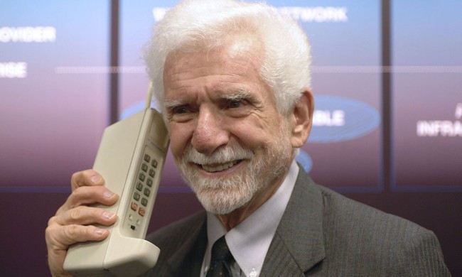 Мужчина с крупным телефоном в руке