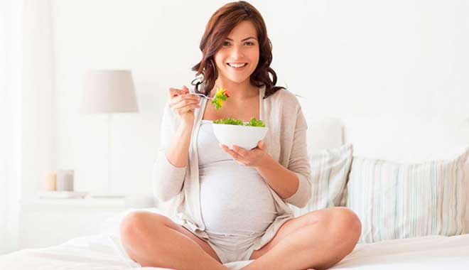 Ни в коем случае нельзя заставлять себя кушать за двоих. Это миф, что беременной нужно съедать вдвое больше.