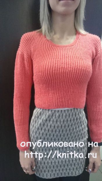 Женский пуловер связан спицами английской резинкой