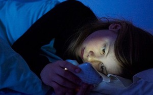 Просмотр телевизора или использование мобильного телефона перед сном как причина бессонницы
