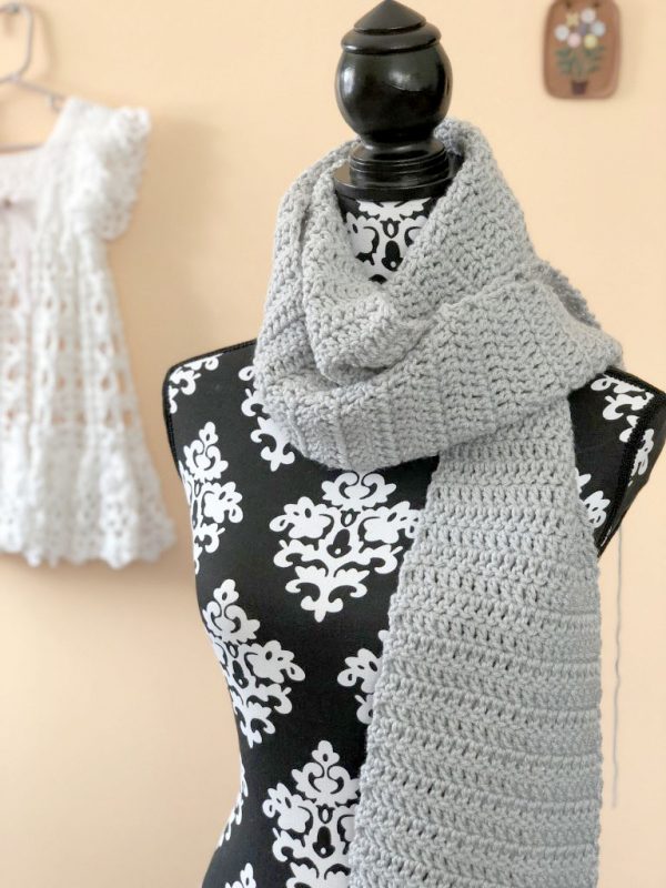Easy Double Crochet ScarfThis list of free scarf patterns has crochet for beginners. Choose between these free crochet patterns and get to work on a project you can be proud of. #CrochetScarfPatterns #CrochetScarf #FreeCrochetPatterns