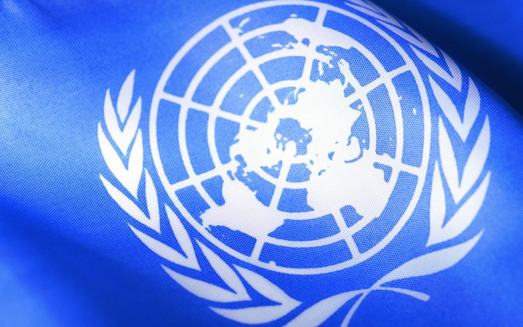 Флаг ООН – синий выступает символом безопасности и защиты высшего уровня