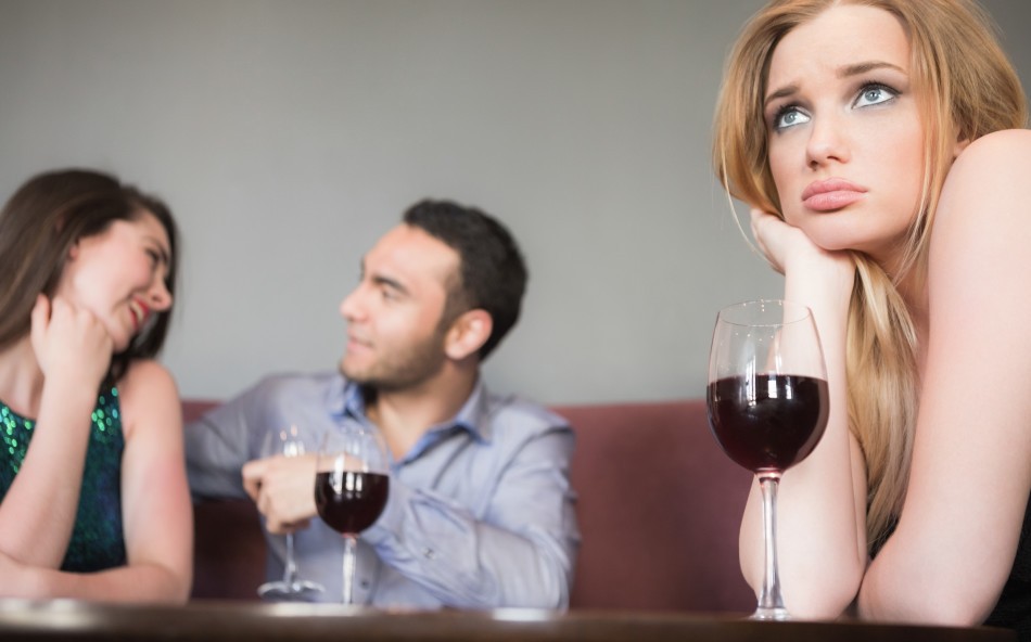 девушка ревнует парня пьющего вино с другой